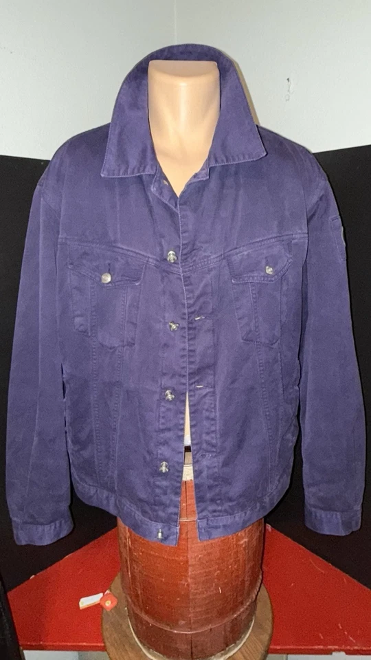 Chaqueta de camionero Versace V2 para hombre púrpura rayón XXL aislada, ideal para otoño Foto 2 de 4