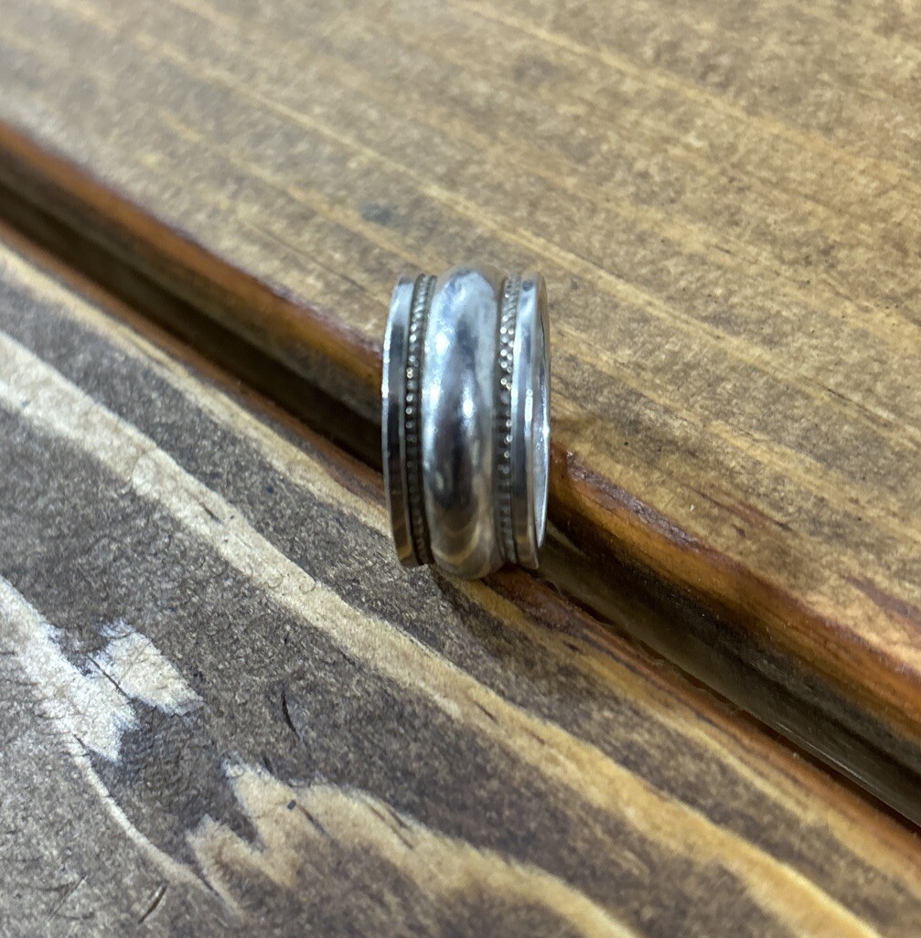 Vintage Sterling Silver Band Ring Size 8 Wedding Band. 11 Grams View 2