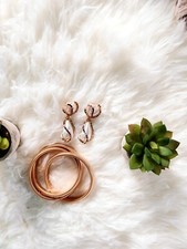 Trendy, versatile gold-plated bracelets with earrings