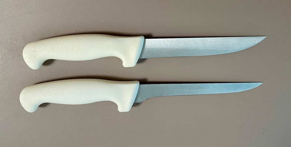 Dos cuchillos deshuesadores Tramontina de 6 pulgadas, acero inoxidable, mango blanco Foto 2 de 2