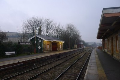 Foto A3 Maiden Newton Bahnhof Gleis 2 (andere Seite) für Züge nach Dorch um 2017