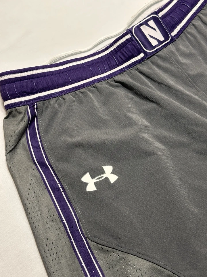 Pantalones cortos Under Armour Northwestern Wildcats Gametime para hombre longitud XL +4” baloncesto Foto 3 de 4