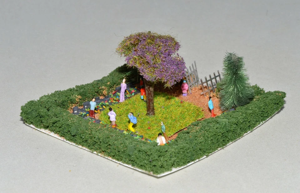 Z Scale 1:220 CEMETERY Diorama w/ People & Trees by Klingenhöfer Z112B Pre-Built - Image 4 of 4