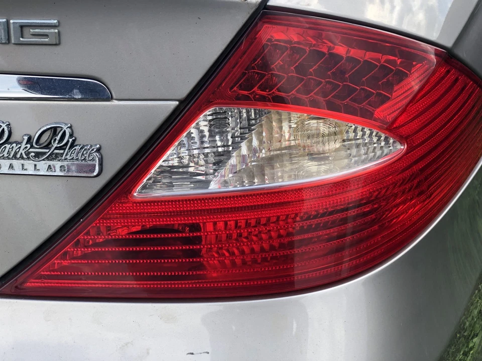 Lanterna traseira lateral direita do passageiro 06/08 Mercedes Benz CLS63 AMG C219 FABRICANTE DE EQUIPAMENTO ORIGINAL - Imagem 3 de 4