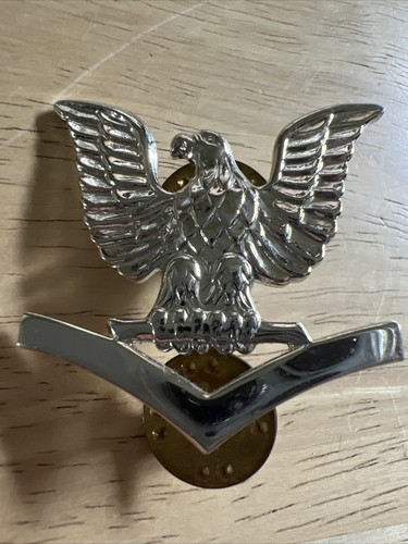 US Navy Eagle Hat Badge Pin Vintage Military V-21-N Silver Tone - Picture 2 of 8