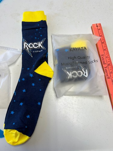 Neu 2 Paar elegante Crew-Socken für Herren schwarz Crazy Fun Rock im Weltraum Gitarre Astronaut - Bild 1 von 6