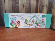NUEVO SELLADO Sassy Sensorial Stations Jugar Gimnasio Tallo Conceptos Tiempo Abdomen Bebé Juguete