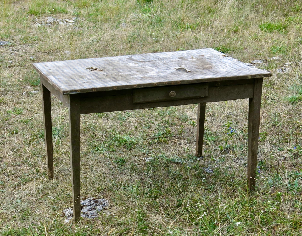 TABLE ANCIENNE, ancienne table, à manger, cuisine, bistrot, pour décor, cinéma . - Photo 2/4