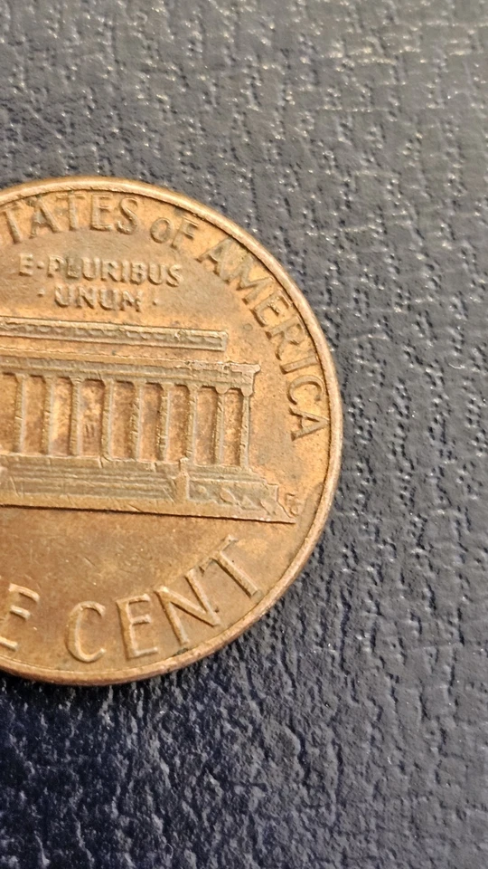 1983 d penny with minting error on back (fg) it has (f8) - Image 2 of 2