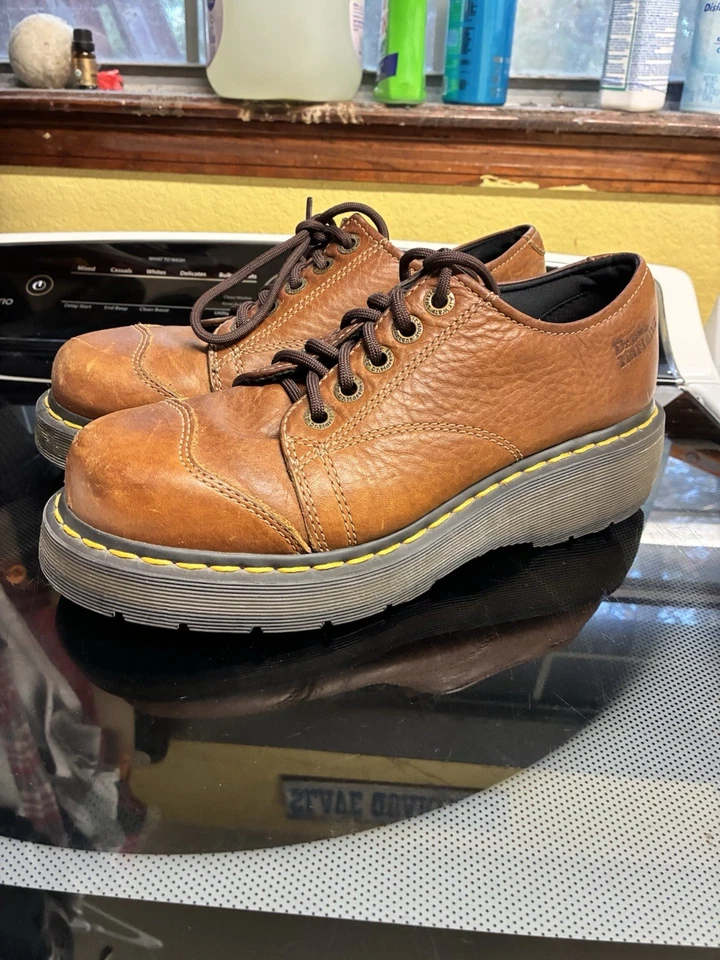 Zapatos de plataforma Oxford gruesos de cuero vintage Doc Marten para mujer talla 9” Foto 2 de 4