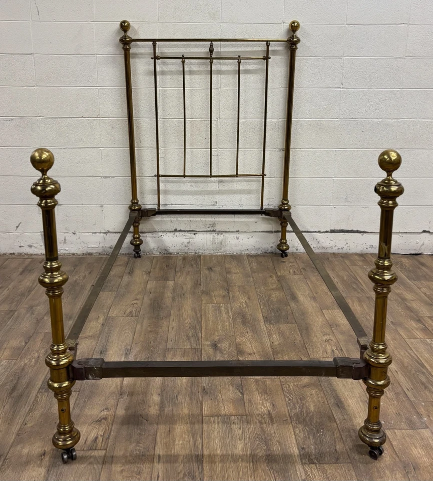 Antigua cama de bala de cañón de latón y hierro estilo francés tamaño doble Foto 3 de 4