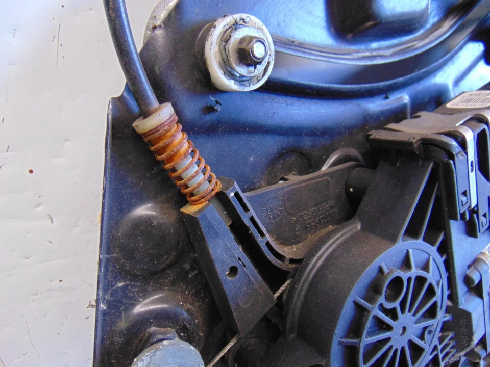 VW Beetle Window Regulator 99-10 1Y Convertible Passenger left rear motor module - Image 3 of 4