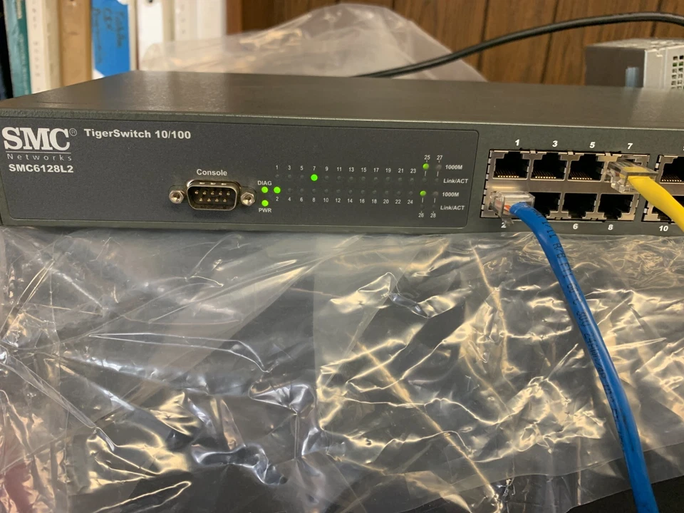 SMC Network TigerSwitch 10/100 Ethernet Switch SMC6128L2 - Image 3 of 4