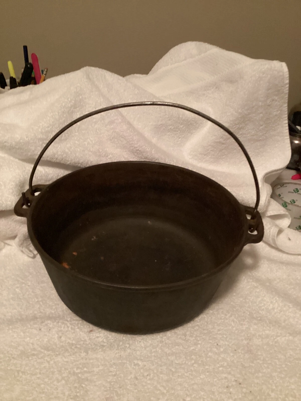 Vtg. 5 Quart Cast Iron Dutch Oven w/ Handle