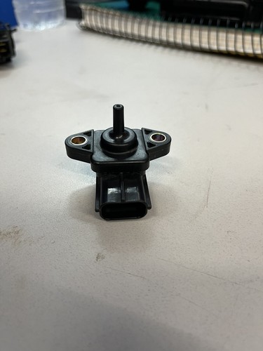 2005 Yamaha FJR1300 OEM Genuine PRESSURE SENSOR Relay Fuse Box 5JW-82380-00-00 - Picture 4 of 6