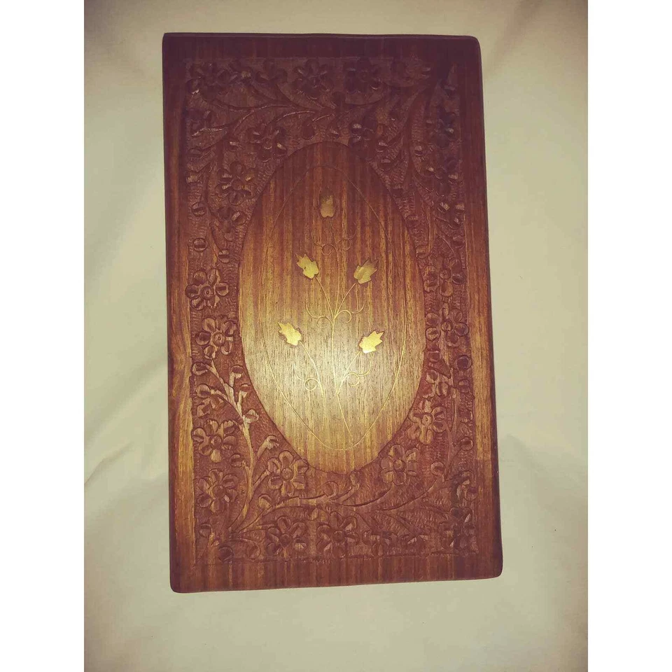 Caja de baratijas de madera tallada floral vintage flores y hojas doradas detalles con bisagras Foto 3 de 4