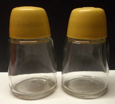 Vtg Federal Housewares Large Glass Salt & Pepper Shakers Gold Top 4 3/4" Tall