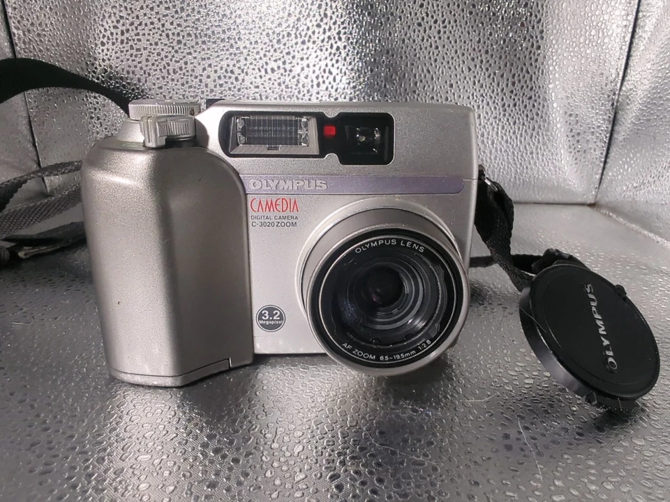 Cámara digital Olympus C-3020 2 tarjetas de memoria de 64 Mb y cable de alimentación probado y bolsa Foto 2 de 4