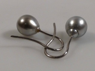 ep1/3 pearl earrings 750 white gold with Tahitian pearls