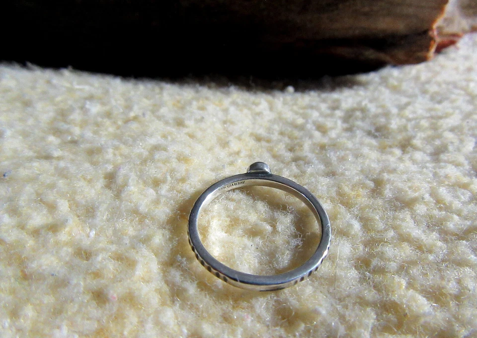 Anillo Apilable James Avery Retirado Plata de Ley 925 Pequeño Gris Perla Talla 7 Foto 3 de 4