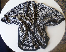 Poncho Umhang Hausmantel Wärmedecke Nepal 100% Baby Alpaca Schwarzweiß