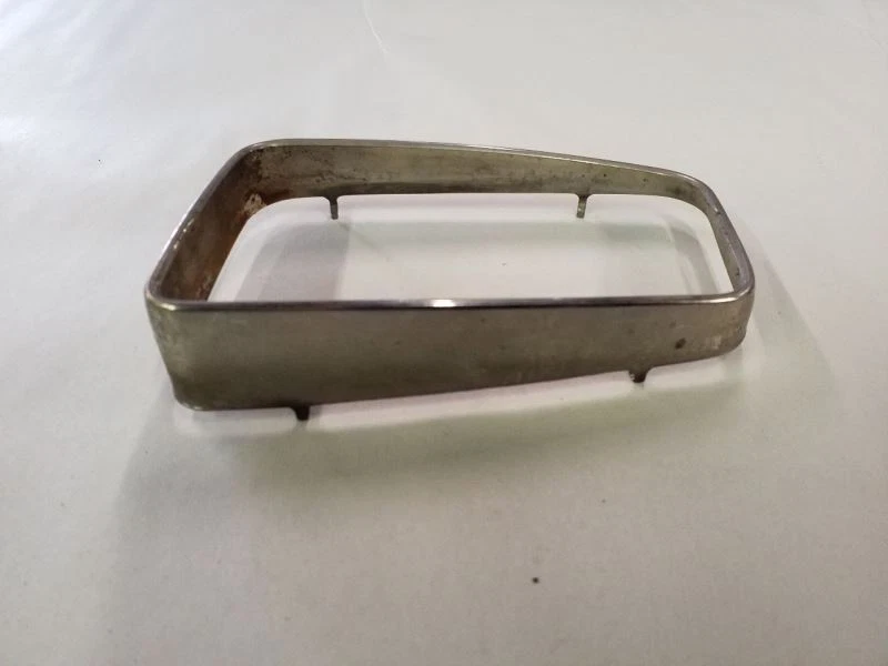 Anillo de ajuste cromado de luz de estacionamiento delantera derecha para Mercedes Benz 300D 300SD 1981-1987 Foto 4 de 4