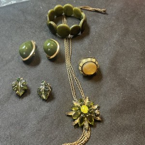 GREEN Jewelry Lot - Wearable  -  1 lb 0.6 oz  Lot - FREE SHIP - #40
