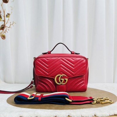 Gucci GG Marmont Shoulder Bag in Red Matelasse Leather  display picture 1