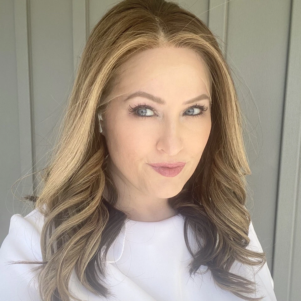 Pelucas de Tiffani Peluca Frontal de Encaje Marrón Castaño | 22” Mediana | ¡Nueva! (Encaje sin cortar) Foto 3 de 4