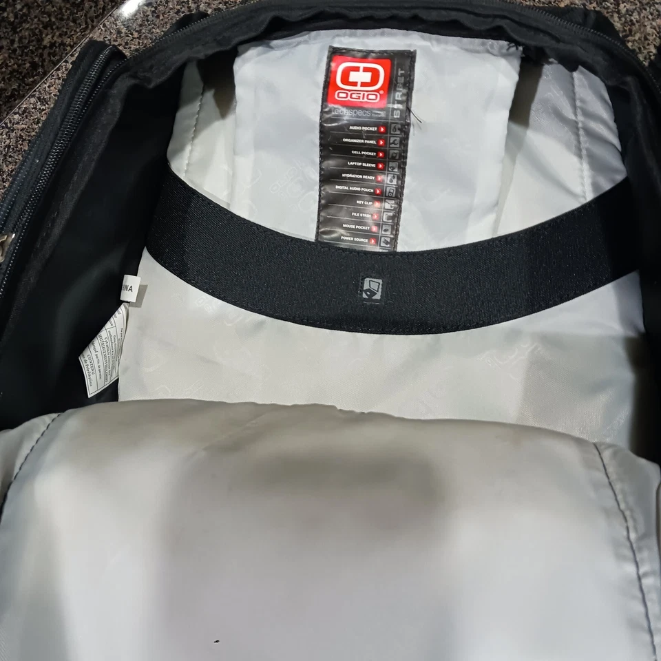 Mochila negra emitida por Bill McAnally Racing Team OGIO NASCAR Eckes Dye Ankrum Foto 4 de 4