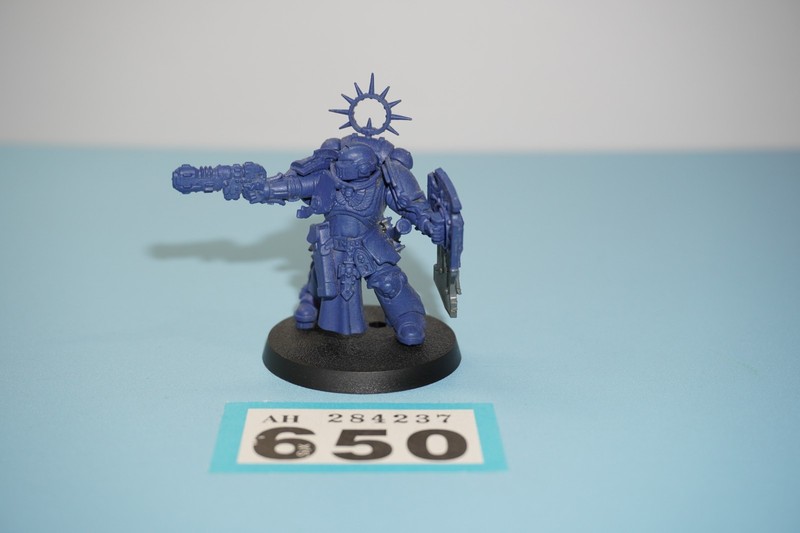 Warhammer 40k Primaris Marines Lieutenant with Storm Shield