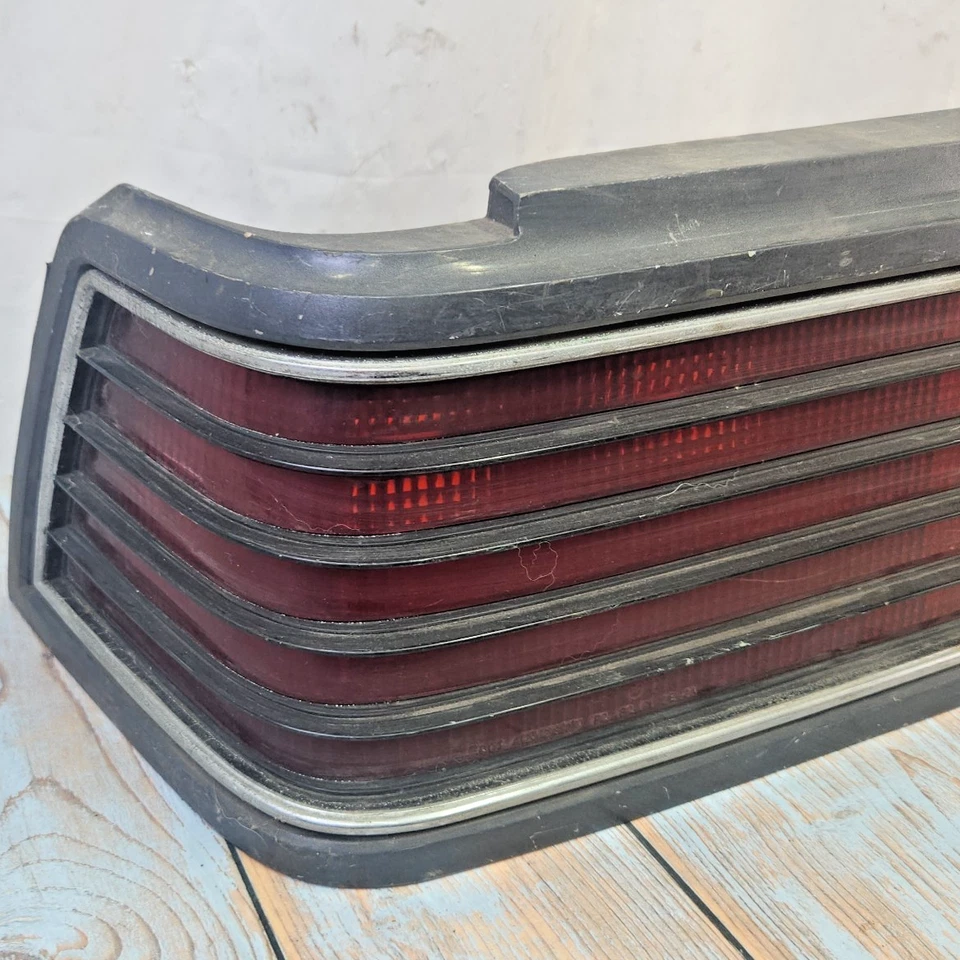 GM 16500342 Pontiac 1982-1983 6000 LH conjunto de lanterna traseira de driver acabamento cinza escuro - Imagem 2 de 4