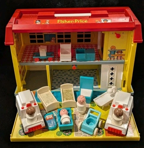 Vintage Fisher Price Play Family Childrens Hospital #931 w/ People & Accessories