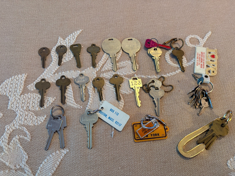 LOT OF 32 VINTAGE KEYS AND 1 SMALL LICENSE PLATE