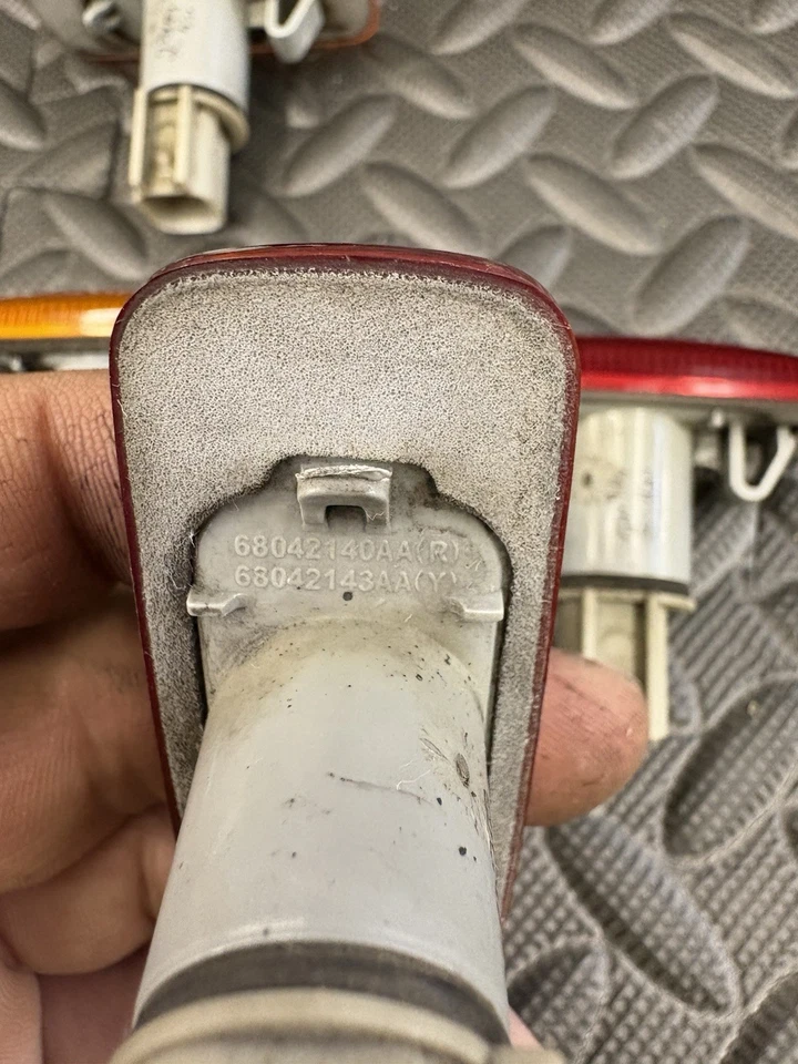 Dodge Ram 3500 2010-2018 juego de luces de señalización de doble platón OEM Mopar rojo ámbar Foto 4 de 4