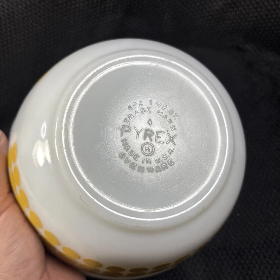 Vintage PYREX 402 1-1/2 QT Mixing Bowl YELLOW DOTS (1969-1973) As Is - Image 4 of 4