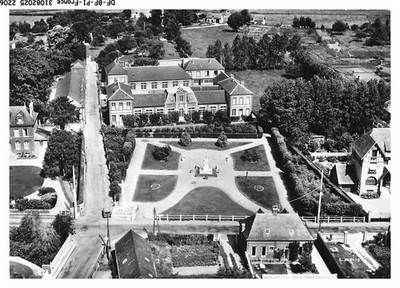 DF-BFP1-1104-76 - Mit dem Flugzeug über CANY-BARVILLE - Le Square Rene Coty -