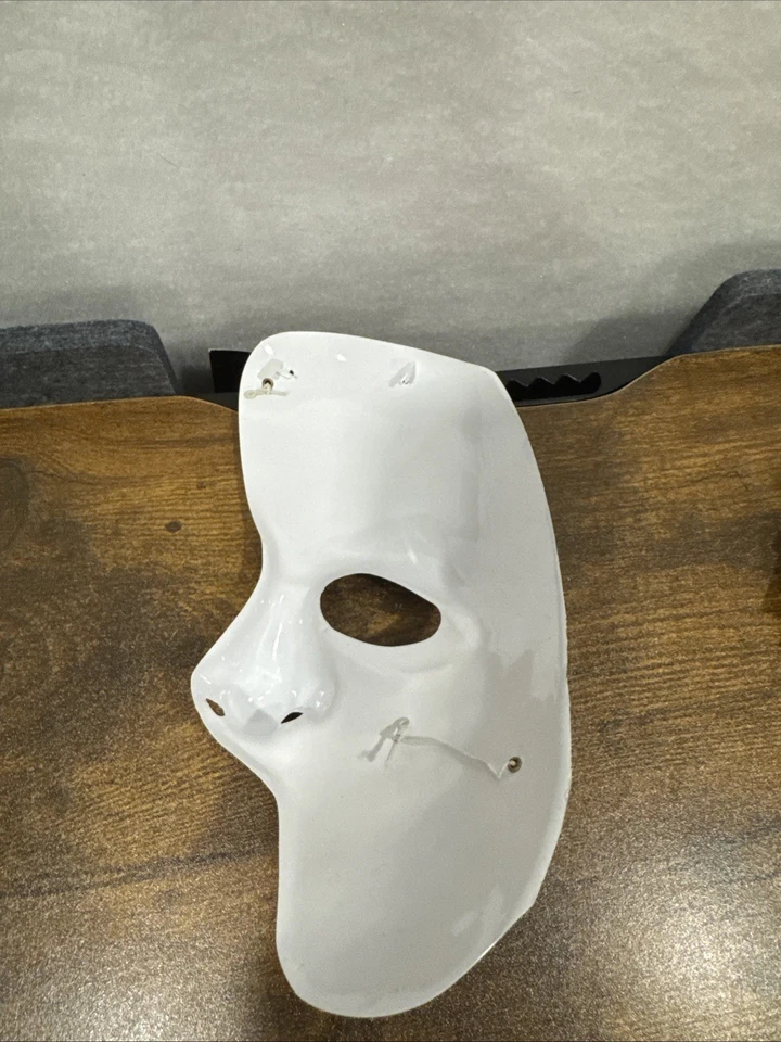 Smiffy’s Phantom Mask Red 1593 Phantom Of The Opera Inspired Half Mask Strap 9’L - Image 2 of 2