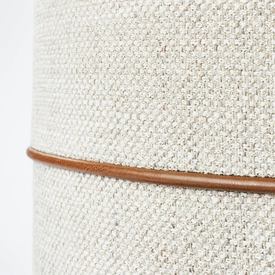 Umbral diseñado con Studio McGee redondo otomano contemporáneo sala de estar crema Foto 4 de 4