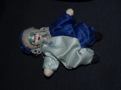 Clown Harlekin Porzellanpuppe Kleidung aus Stoff Vintage Puppe 12cm Deko - Bild 1 von 4