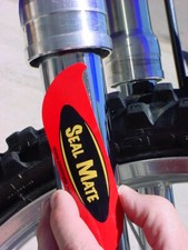HERRAMIENTA DE REPARACIÓN DE SELLOS DE HORQUILLA DE MOTOCICLETA ROJA ARREGLA TUS SELLOS DE HORQUILLA CON FUGAS AHORA SELLA MATE