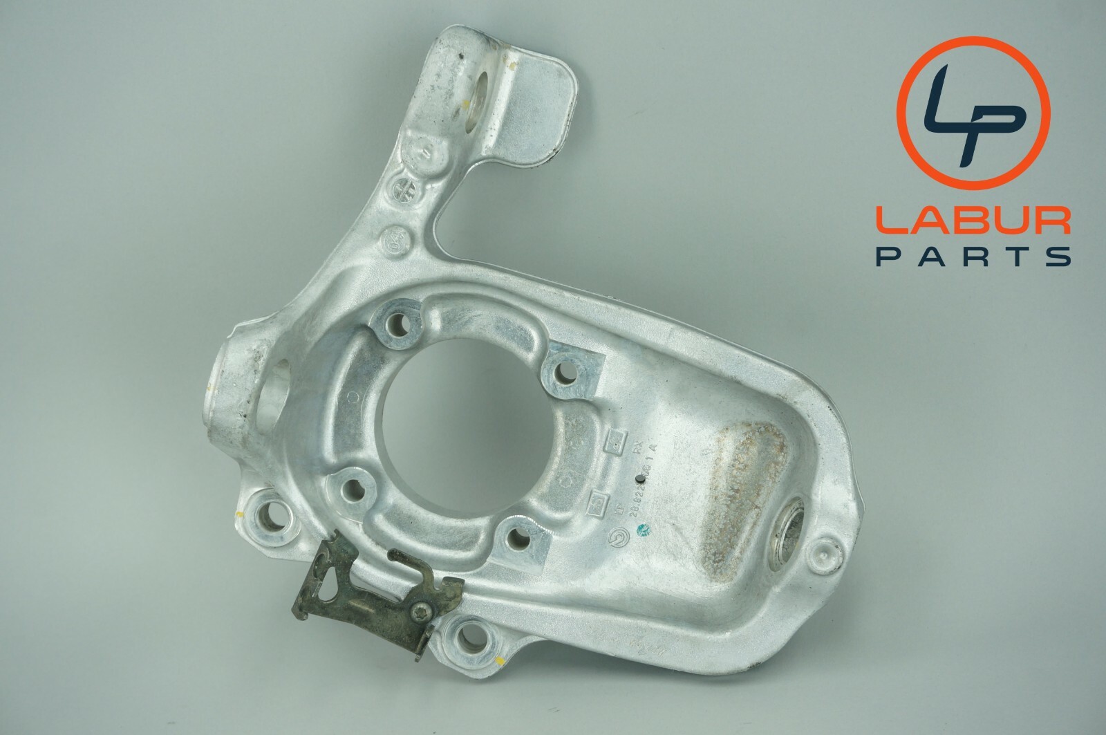M139 04-08 Maserati Quattroporte Front Left Driver Side Spindle Knuckle Z3019