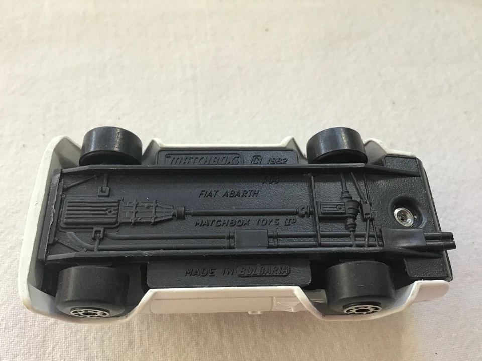 MATCHBOX EDICIÓN BÚLGARA SUPERRÁPIDA FIAT ABARTH BLANCO Foto 4 de 4