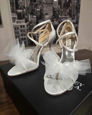 Badgley Mischka Tessica White Satin Stilettos High Heel Size 8 MP6334