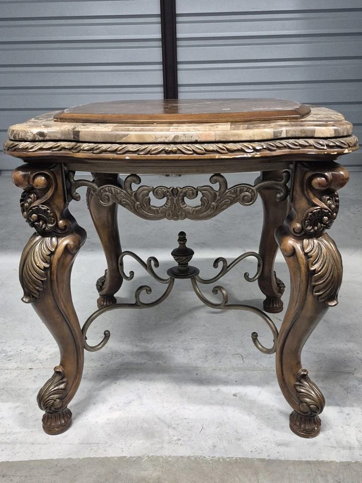 Juego de mesa auxiliar y centro de madera ornamentada y metal Foto 4 de 4