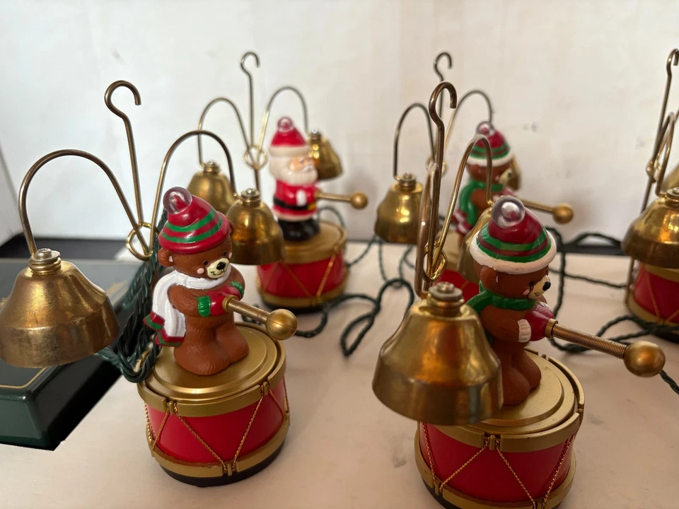 Banda de marcha do Papai Noel Mr Christmas com ursos/sinos toca 35 músicas de Natal - Imagem 2 de 4