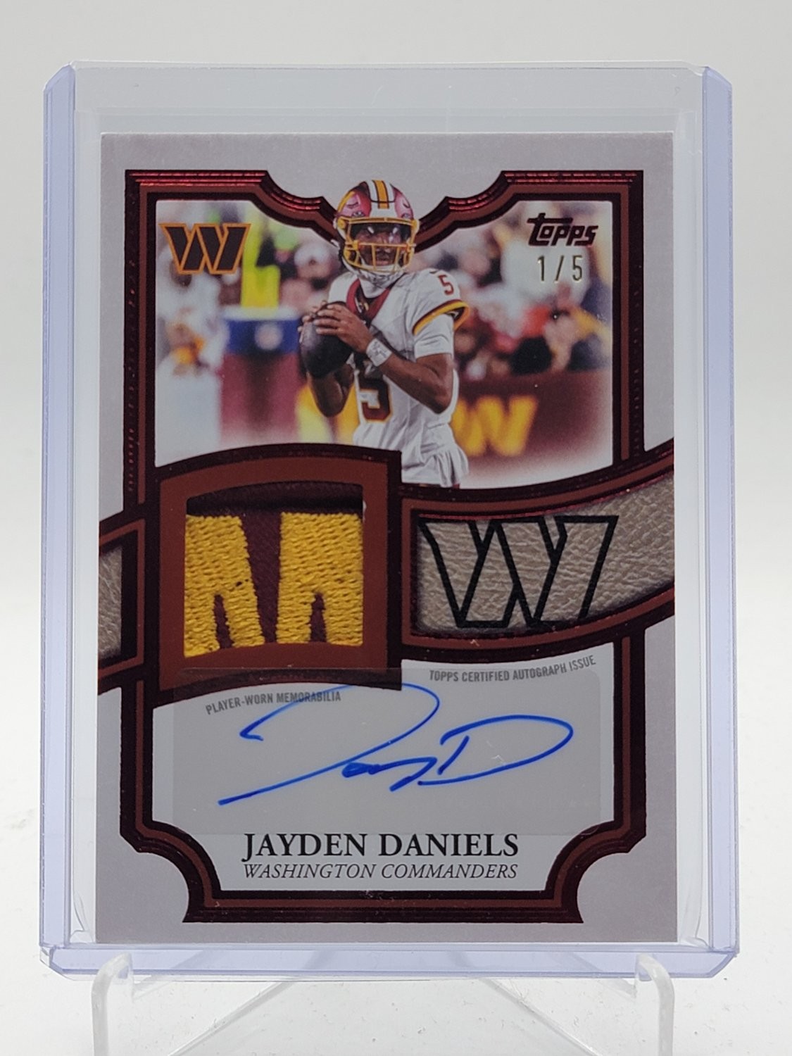 JAYDEN DANIELS 2026 TOPPS FLAGSHIP PLAYER WORN PATCH RED AUTO 1/5 #APC-JDA Q4874 view 1