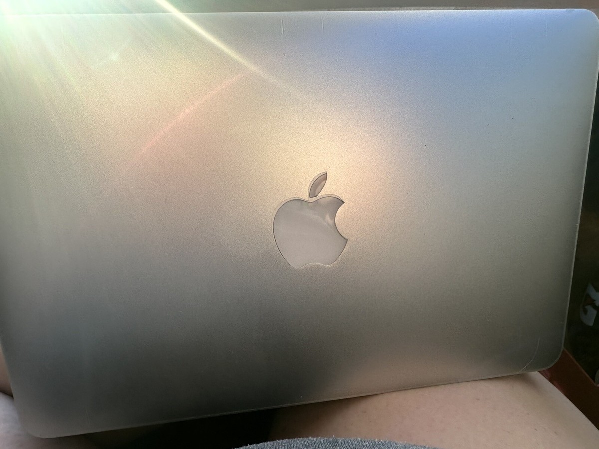 Apple MacBook Air A1465 11.6 Apple MacBook Air A1465 11.6