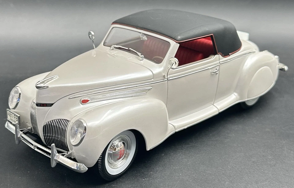 Signature 1939 Lincoln Zephyr 1:18 Scale Die Cast Car Model Convertible White - Image 2 of 4