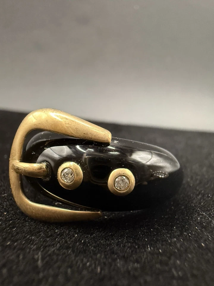 Anillo Judith Ripka de ónix negro, oro amarillo de 14 quilates y hebilla de diamantes Foto 2 de 4
